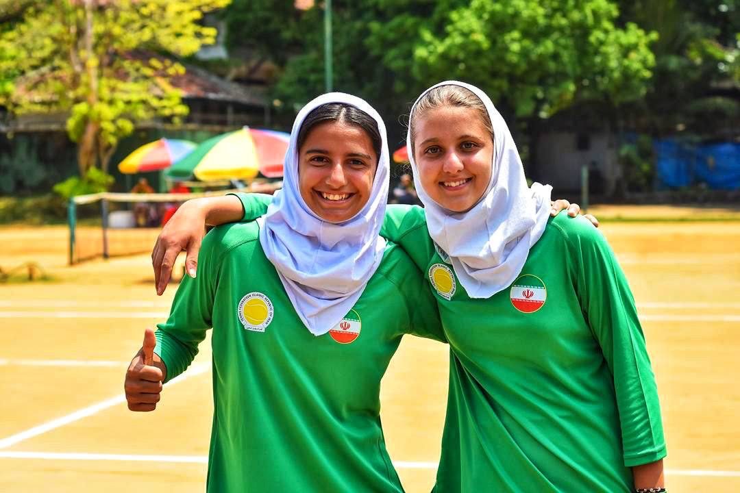 با لباس تیم ملی ایران روی زمین خاک